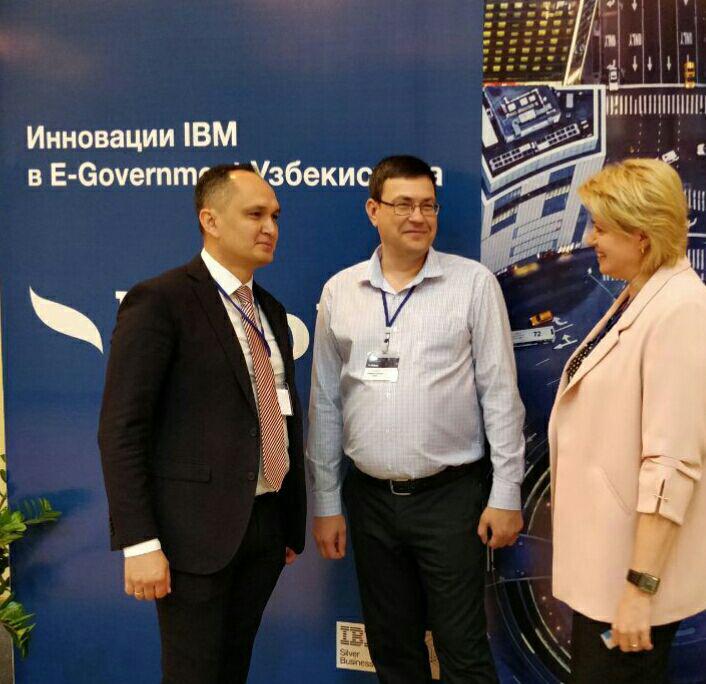 Представитель представительства IBM в Узбекистане Бахтияр Ханхаджаев, директор RIM-NIHOL Вячеслав Кондраков и заместитель директора NIHOL Елена Роман обсуждают итоги проведенной конференции.