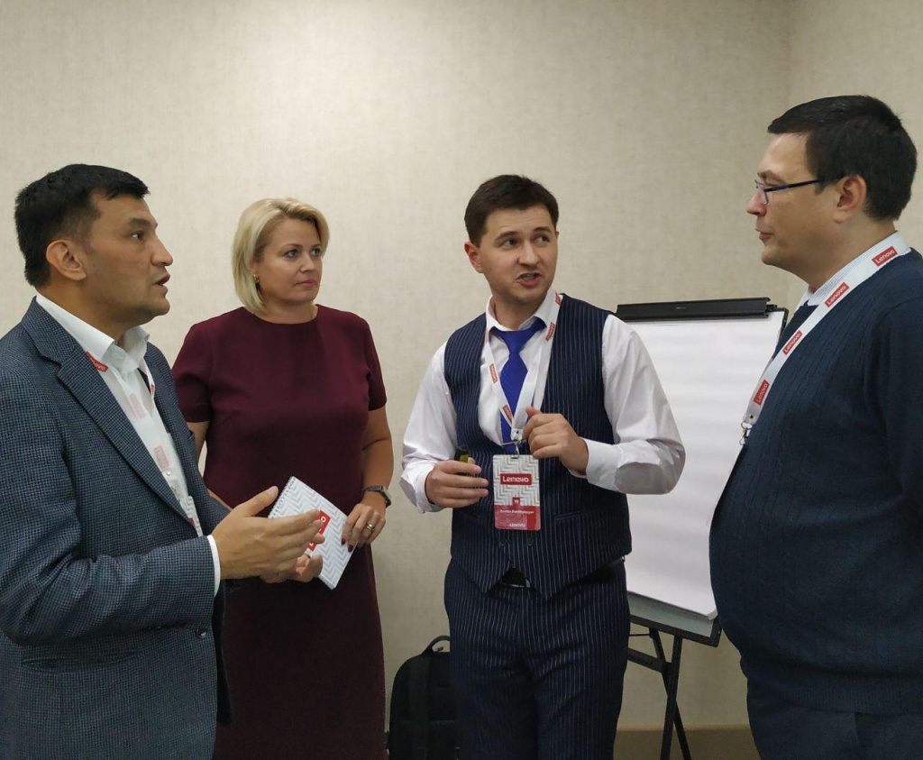 Специалисты Группы компаний NIHOL на партнерской встрече Lenovo.