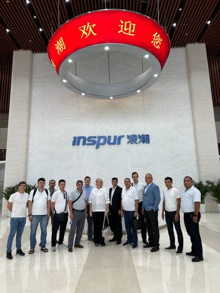 Узбекская делегация в Inspur.