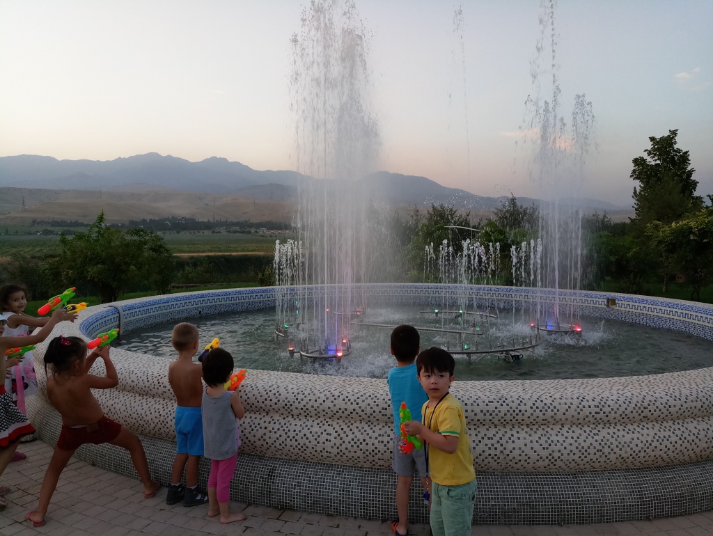 Летний отдых у фонтана