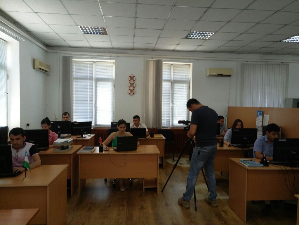 В отделе программистов.